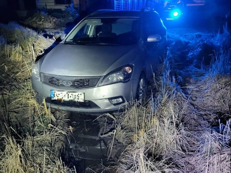 You are currently viewing Naćpany i z narkotykami uciekał przed policją. Zakopał się w polu