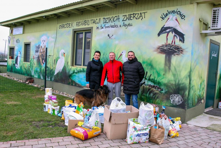 You are currently viewing Pracownicy Kopalni Turów z pomocą dla zwierząt z ośrodka rehabilitacji „Klekusiowo”