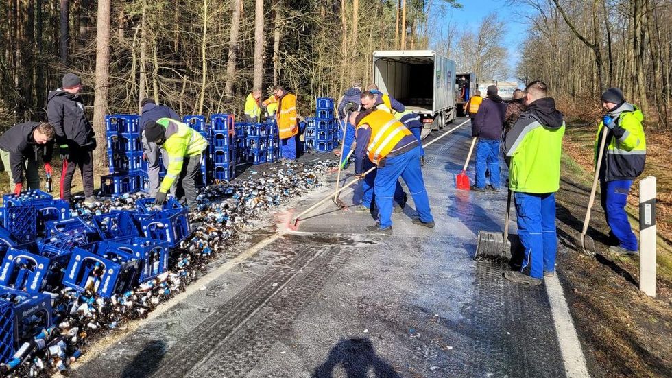 Read more about the article Dziesiątki skrzynek z piwem na drodze w pobliżu Rothenburga