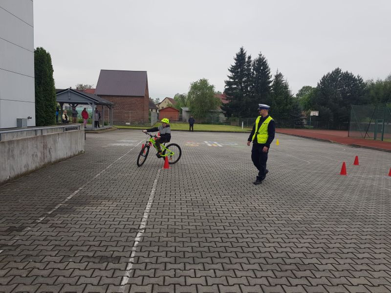 You are currently viewing Zgorzeleccy policjanci uczestniczyli w egzaminach na karty rowerowe