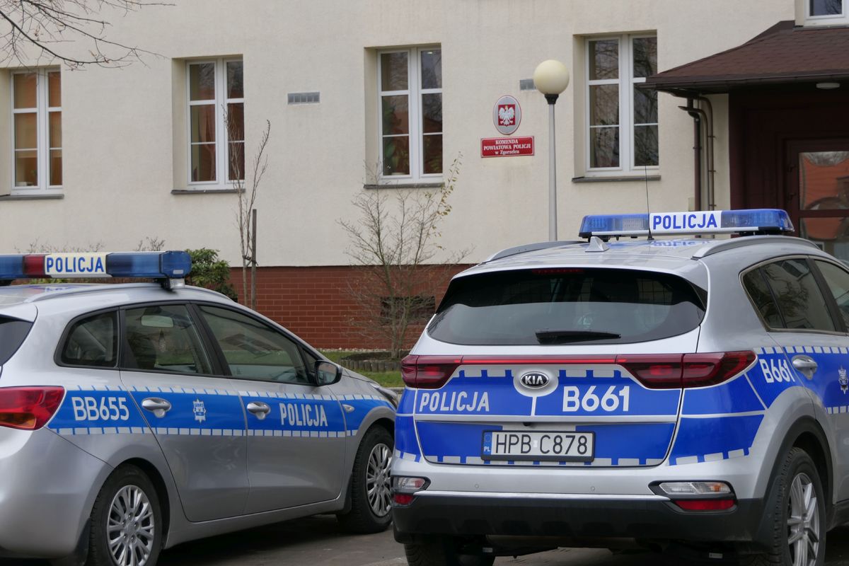 You are currently viewing POLICJA POSZUKUJE SPRAWCÓW KRADZIEŻY MIENIA. ROZPOZNAJESZ OSOBY NA ZDJĘCIU? ZADZWOŃ