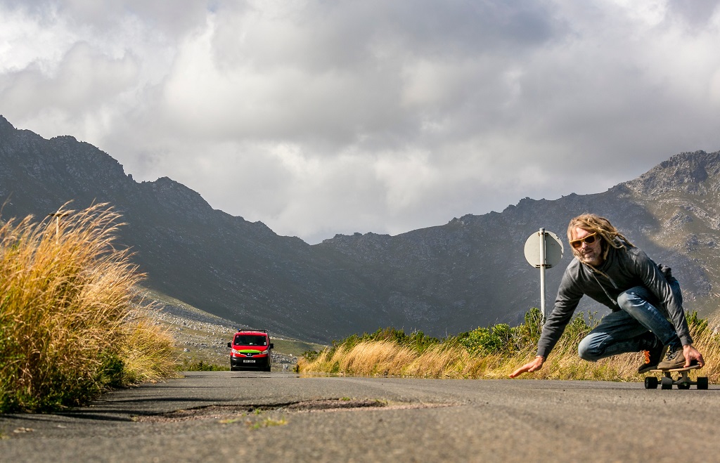 Read more about the article Jak wybrać odpowiednią deskę surfskate?