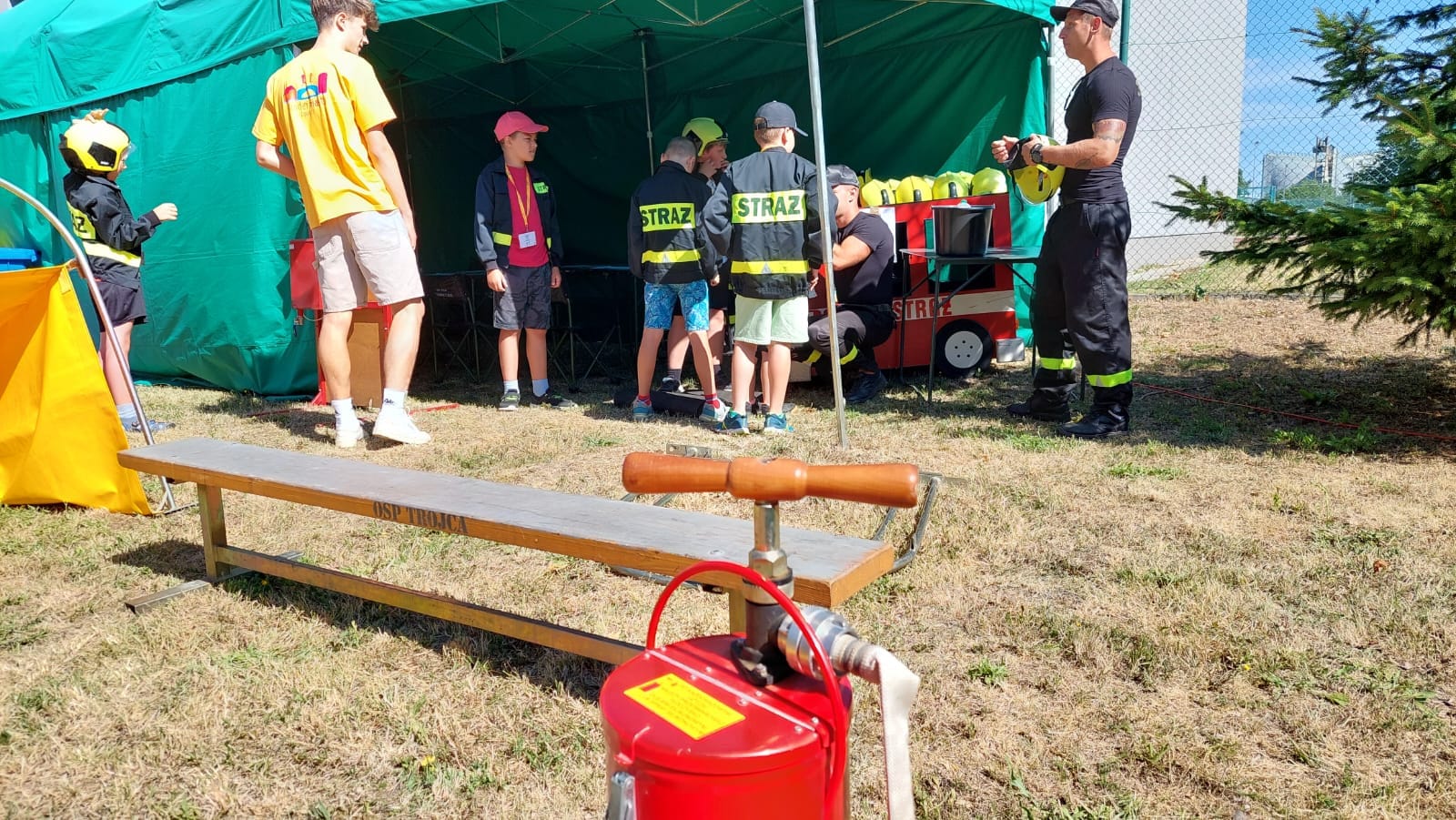 You are currently viewing Strażacy z JRG Zgorzelec prowadzą zajęcia podczas letniej akcji Kindermiasto