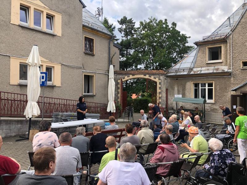 You are currently viewing Zgorzeleckie policjantki w odwiedzinach u seniorów