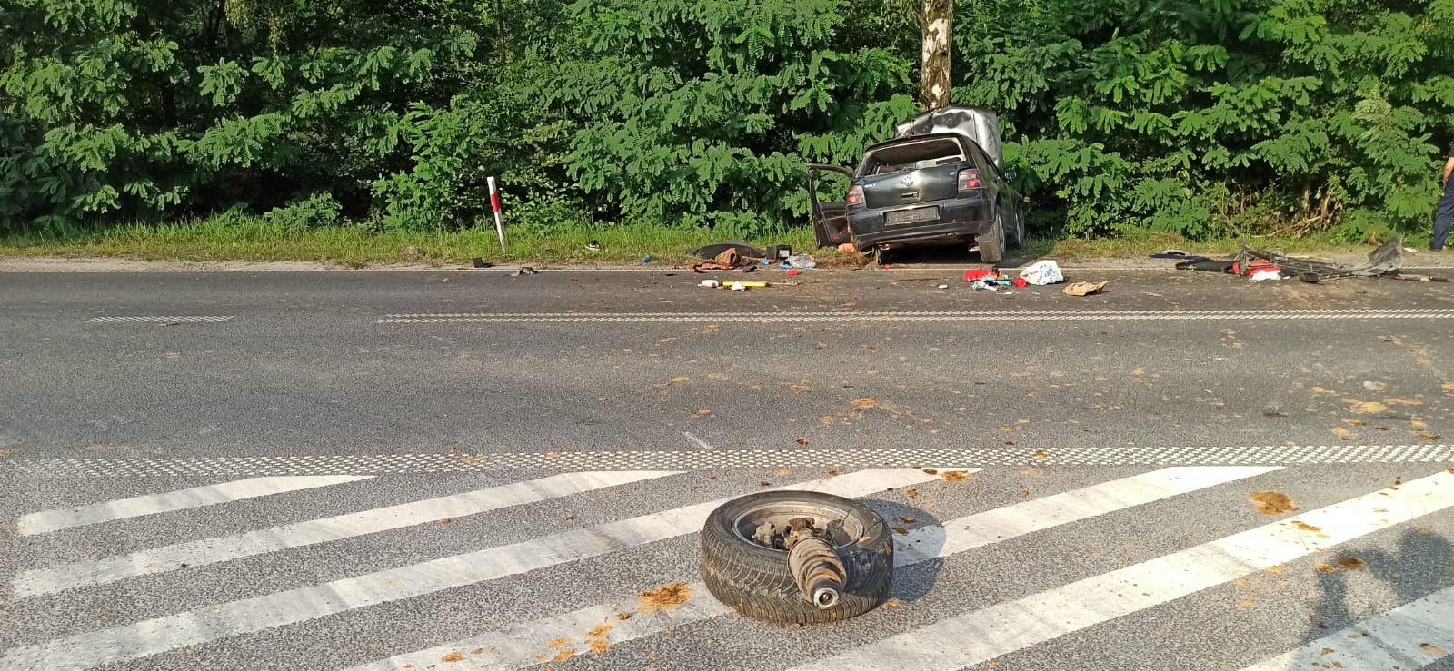 You are currently viewing AKTUALIZACJA – Uderzył w przydrożne drzewo i oddalił się z miejsca zdarzenia