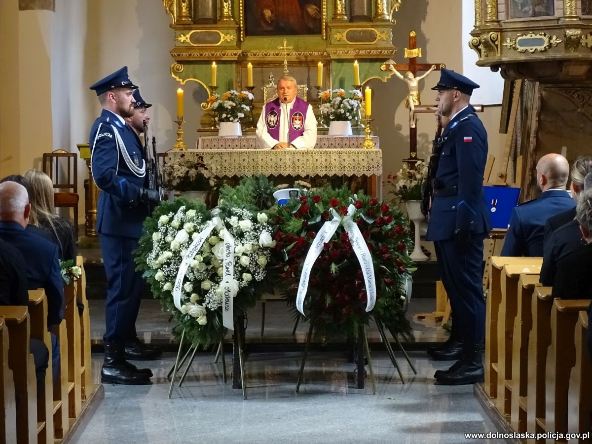 You are currently viewing Cześć Jego pamięci! Ostatnie pożegnanie aspiranta Patryka Domalika