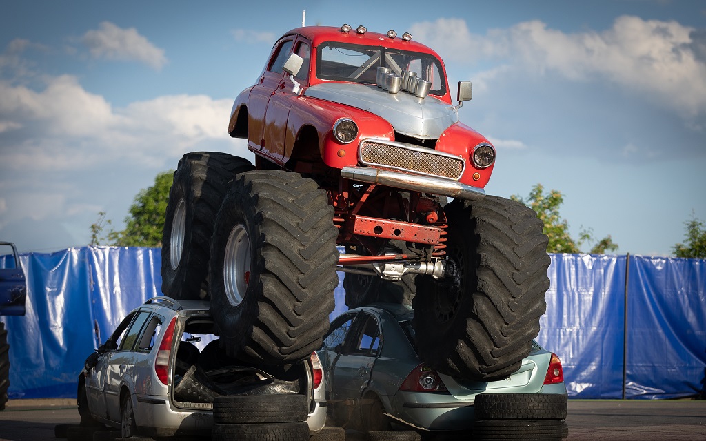 You are currently viewing Już w najbliższy poniedziałek pokazy kaskaderskie Monster Truck Show Chaloupka. Musicie to zobaczyć!