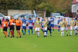 Read more about the article PIEŃSK – Pierwszy mecz na głównej płycie stadionu